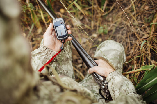 hunter determine the route on the gps navigator