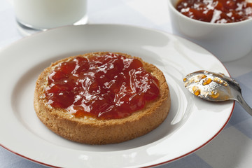 Zwieback with jam