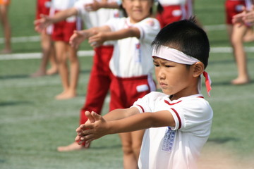 Obraz premium 前へならえをする少年 