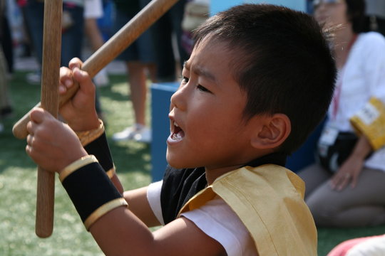 和太鼓を叩く少年　撥