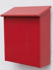 roter Briefkasten aus Holz