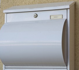 weisser Postkasten aus Metall