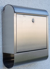 moderner Briefkasten aus Metall