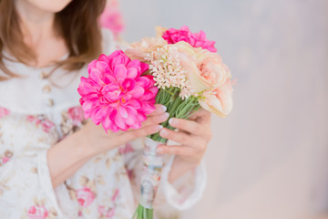 花束を持つパジャマ姿の女性
