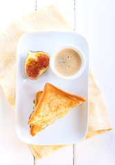 Cheese and fresh fig grilled sandwiches
