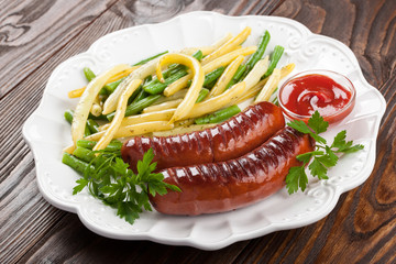 Grilled sausages with french beans and tomato sauce