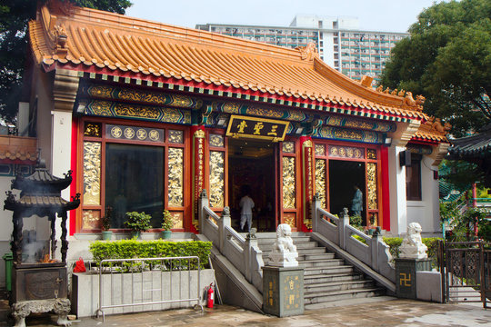 Гонконг. Главный алтарь храма трёх религий Вонг тай Син.