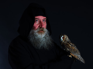 Маг, алхимик, старик с птицей совой на плече. Монах....