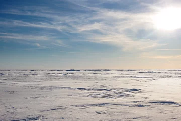 Foto op Plexiglas Woestijnlandschap Sneeuwwoestijn en blauwe winterhemel. Bergen aan de horizon