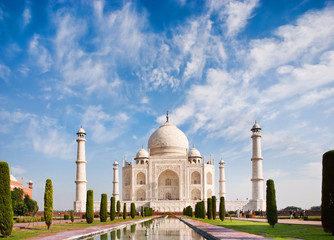 Fototapeta na wymiar Taj Mahal on a sunny day with beautiful sky. India