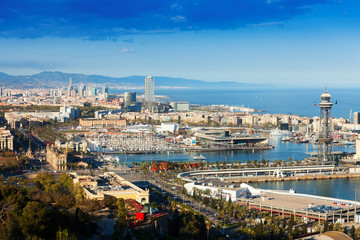 Obraz premium Panoramiczny widok na Barcelonę z portem