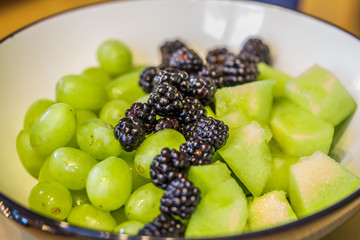 Frische Brombeeren, Weintrauben und Melone, nah