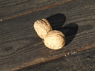 nahaufnahme walnüsse auf holztisch