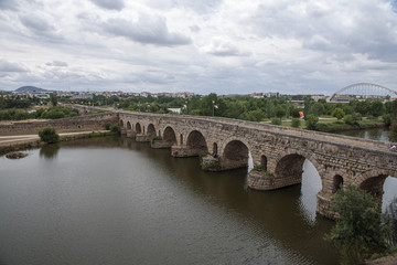 Fototapeta premium Puente romano sobre el río Guadiana a su paso por Mérida