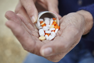 Tabletten in der Hand