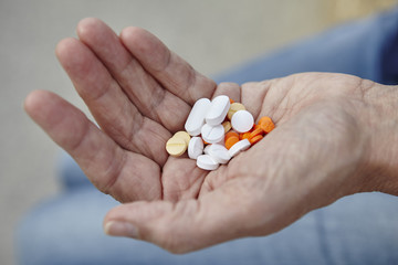 Tabletten in der Hand