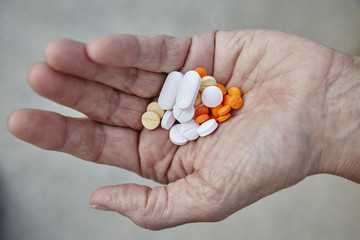 Tabletten in der Hand