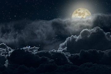 Nuit de pleine lune nuageuse