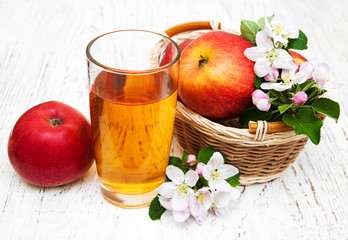 glass of apple juice