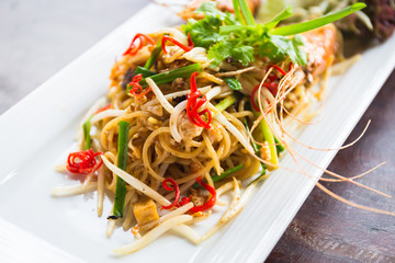 Spaghetti in Pad Thai style