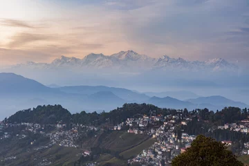 Papier Peint photo autocollant Kangchenjunga Sommet de la chaîne du Kanchenjunga après le coucher du soleil avec la ville de Darjeeling