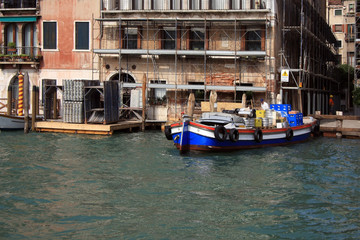 Fototapeta na wymiar Venice Construction site with a boat outside