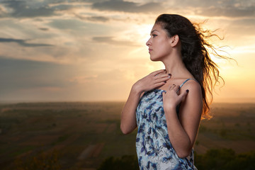 Obraz premium girl portrait at sunset on plain background