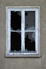 Fenster eines verlassenen Wohnblocks