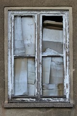 Fenster eines verlassenen Wohnblocks