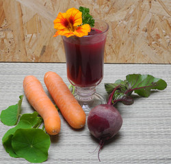 roter Smoothie mit Bl&uuml;te