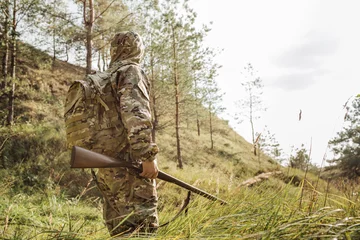 Crédence de cuisine en verre imprimé Chasser chasseur en tenue de camouflage prêt à chasser avec fusil de chasse