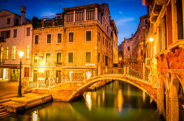 Fototapeta na wymiar Narrow canal in Venice in the evening
