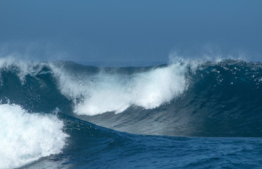 Naklejka premium powerful ocean waves breaking