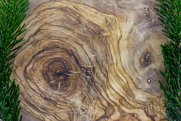 Olivenholz mit Tannenzweigen