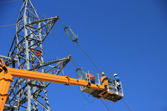 Travaux sur une ligne &eacute;lectrique &agrave; tr&egrave;s haute tension