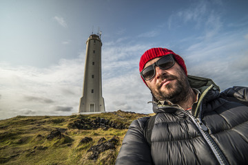 Viaggiatore solitario e il suo faro