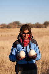 Donna con uova di struzzo, Namibia © Gianfranco Bella