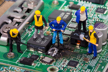 Arbeiter reparieren Mainboard