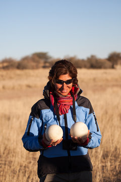 Donna con uova di struzzo, Namibia