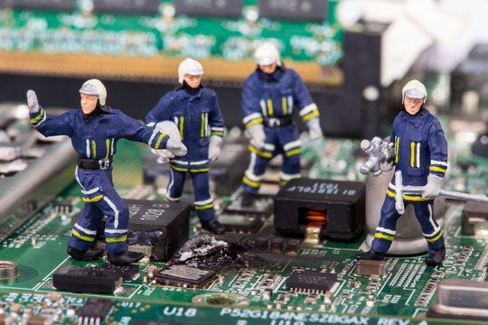 Feuerwehr untersucht defektes Mainboard