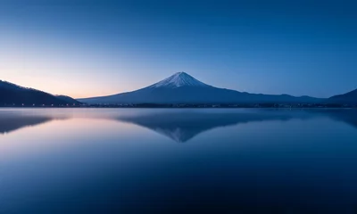 Küchenrückwand glas motiv Fuji Berg Fuji im Morgengrauen mit friedlicher Seereflexion