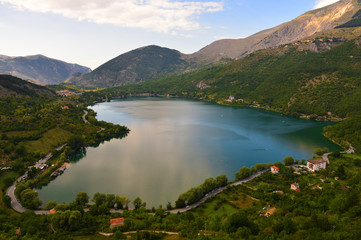 Fototapeta premium Lago di Scanno (Abruzzo) - Il lago a forma di cuore.
