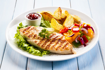 Grilled chicken fillet and vegetables 