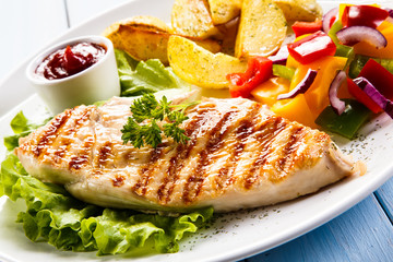 Grilled chicken fillet and vegetables 