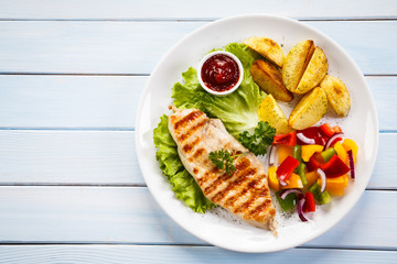 Grilled chicken fillet and vegetables 
