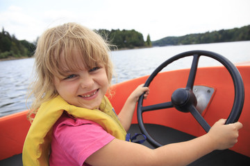 Mädchen beim Bootfahrten