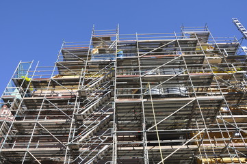 Neubau mit Gerüst