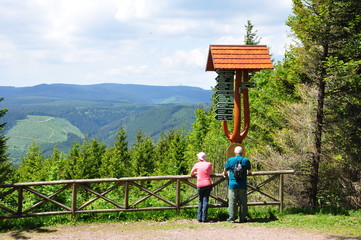 Wanderer genießen die Aussicht auf dem Goethewanderweg © Henry Czauderna