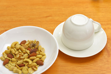 ナッツ類/美味しいティータイムには美味しいナッツをどうぞ