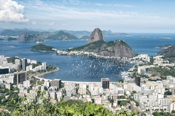 Fotobehang Stadshorizon schilderachtig overzien van Rio de Janeiro, Brazilië met Suikerbroodberg, Botafogo en Guanabara Bay © lazyllama